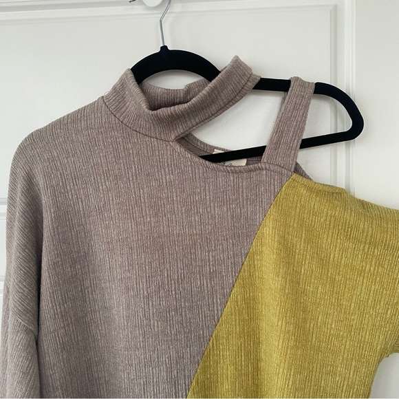 1.4.3 STORY BY LINE UP | cold shoulder sweater - Picture 2 of 9